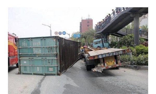 集裝箱運(yùn)輸半掛車不上鎖！通亞幫您解決！